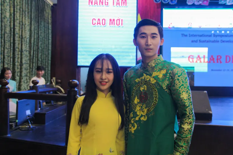 Two delegates in traditional dress