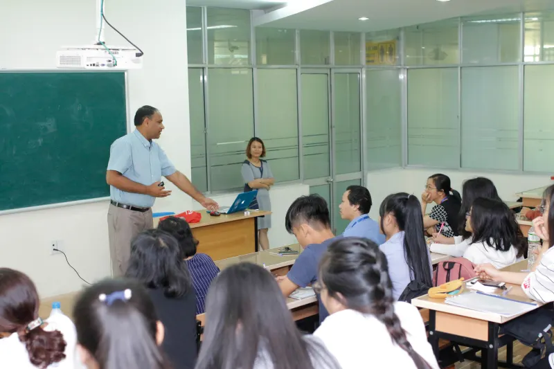 Presenter teaching a short course